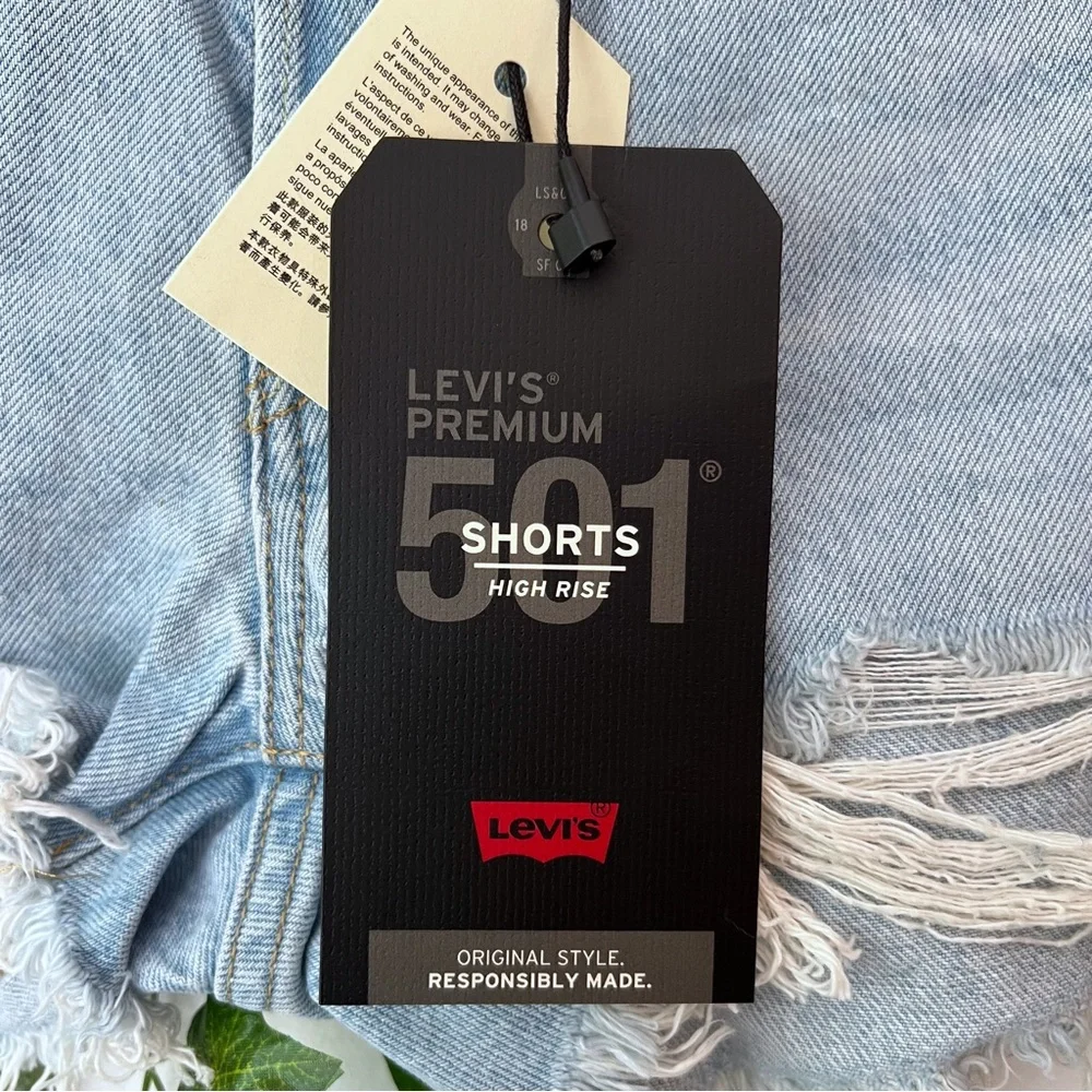 NWT Levi’s High Rise 501 Denim Shorts Size 28 - Picture 3 of 8